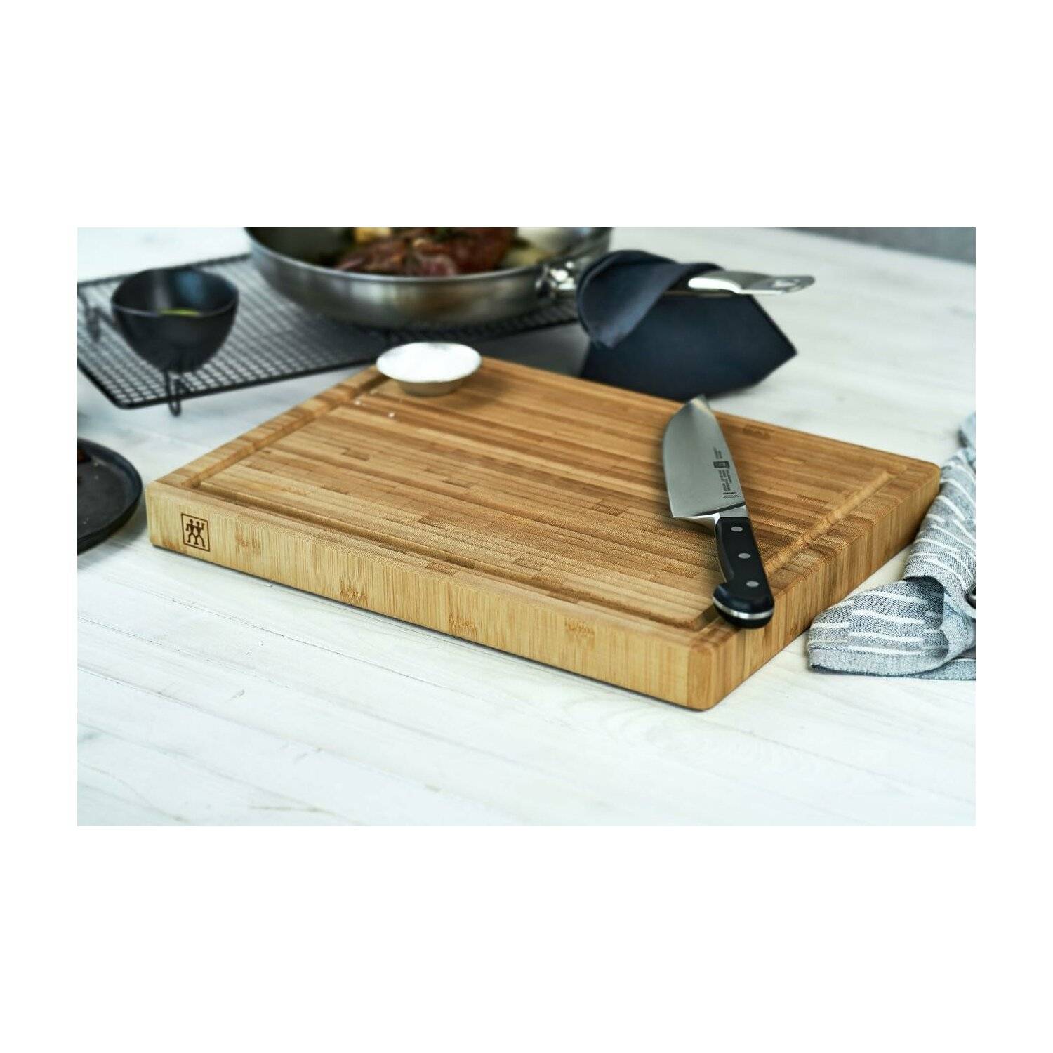 ZWILLING Schneidbrett aus massiven Bambusholz mit Saftrille, beidseitig nutzbar, groß, 42 x 31 cm