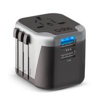 Kompakter universeller Reiseadapter mit mehreren Steckertypen und zwei USB-Anschlüssen, gezeigt in Schwarz und Silber.