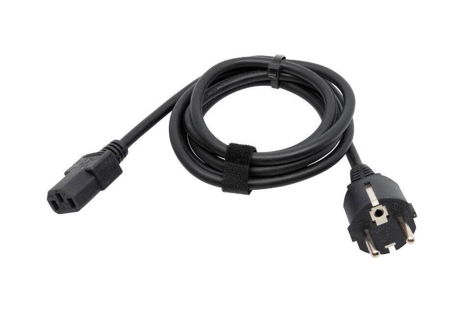 Aufgerolltes schwarzes Stromkabel mit einem Standard-IEC-Stecker und einem europäischen Stecker auf weißem Hintergrund.