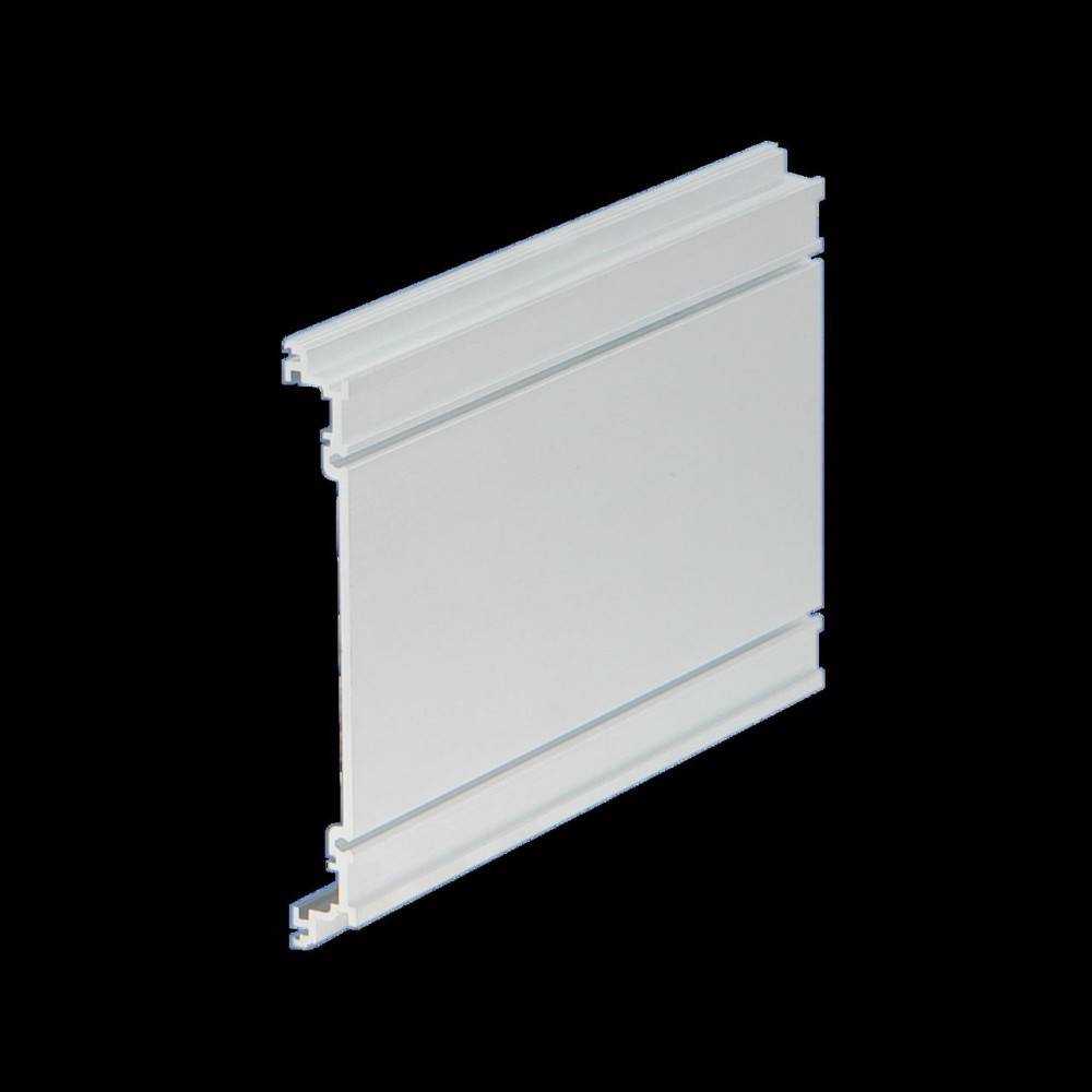 Ein Aluminiumprofil-Panel mit Rillen und einer glatten Oberfläche, vor einem schwarzen Hintergrund präsentiert, das in der Bau- oder Designbranche verwendet wird.