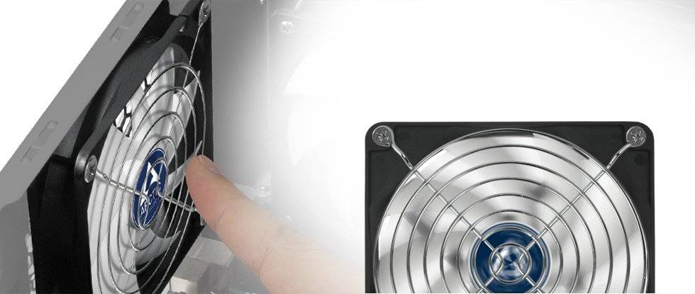 Eine Hand, die ein metallisches Lüftergitter verstellt, teilweise sichtbar vor einem unscharfen Hintergrund, was auf Wartung oder Montage hindeutet.