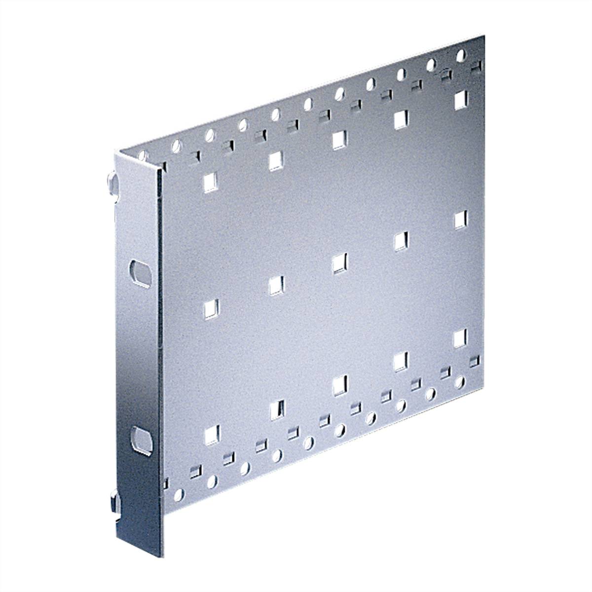 Aluminium-Verstärkungsprofil mit quadratischen Bohrungen für Modulsysteme, abgewinkelter Seite, reflektierende metallische Oberfläche.