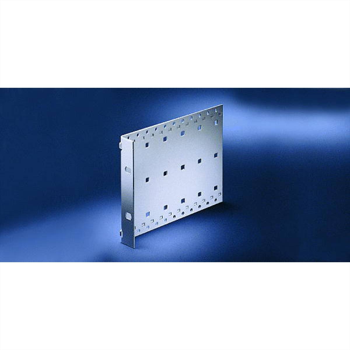 Eine Metallhalterung mit mehreren Löchern ist vor einem blauen Farbverlaufshintergrund dargestellt, wahrscheinlich für strukturelle oder Befestigungszwecke verwendet.