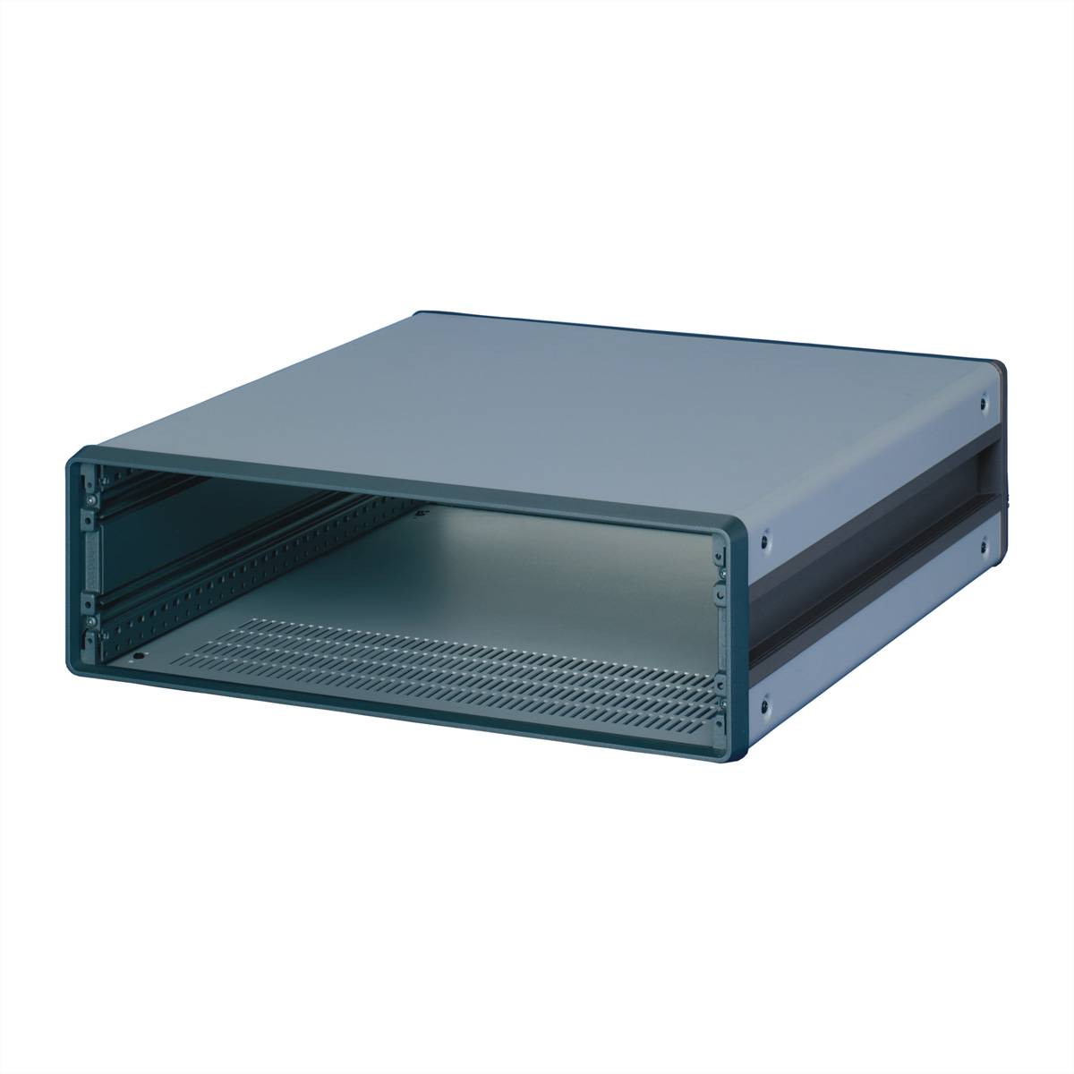 Leeres blaugrau metallisches Elektronik-Gehäuse oder Rack-Mount-Gehäuse, perspektivisch auf weißem Hintergrund dargestellt.