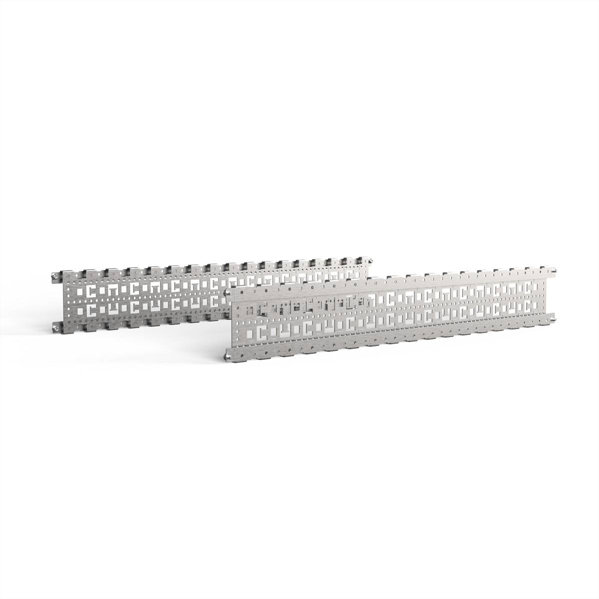 Zwei metallische gelochte Platten, die jeweils ein Muster aus quadratischen Ausschnitten aufweisen, sind diagonal vor einem weißen Hintergrund positioniert.