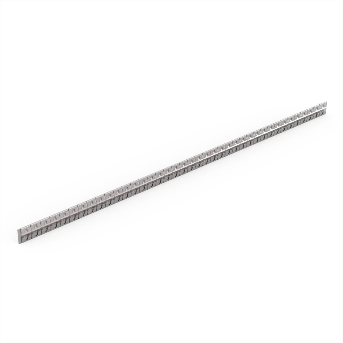 Ein langer, dünner metallischer Stab mit einer strukturierten Oberfläche, aus einem Winkel betrachtet, isoliert auf weißem Hintergrund.