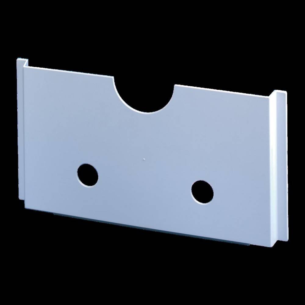 Eine silberne Rasierklinge mit zwei runden Löchern und einer gezackten Oberseite, vor einem schwarzen Hintergrund.