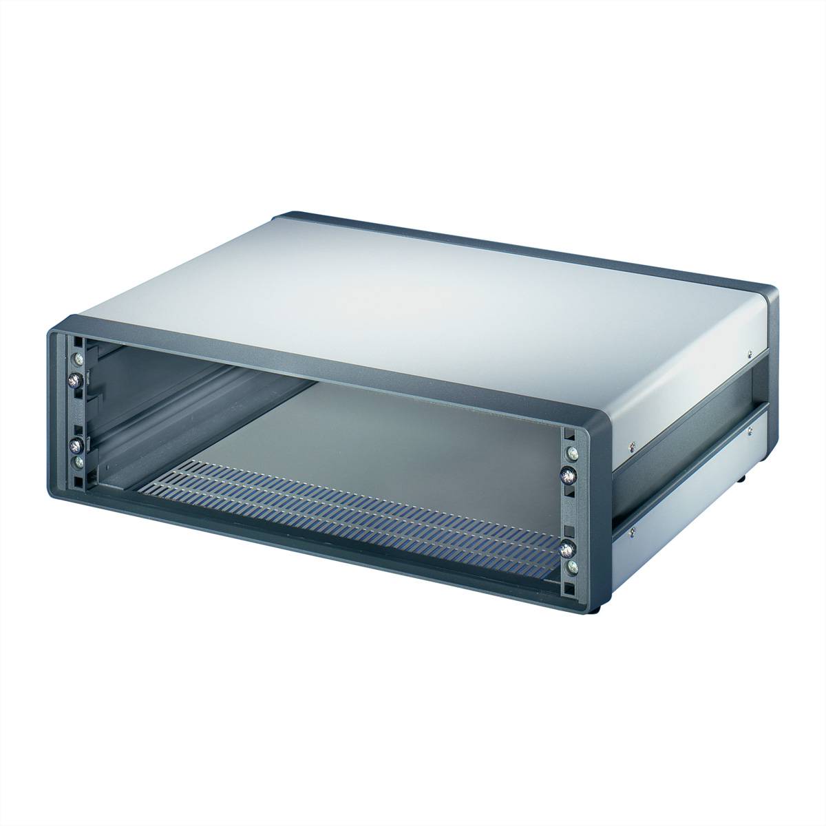 Ein Metallrahmen mit offener Vorderseite, in schräger Ansicht, zeigt ein elegantes graugraues Design mit perforiertem Boden, geeignet für elektronische Komponenten.