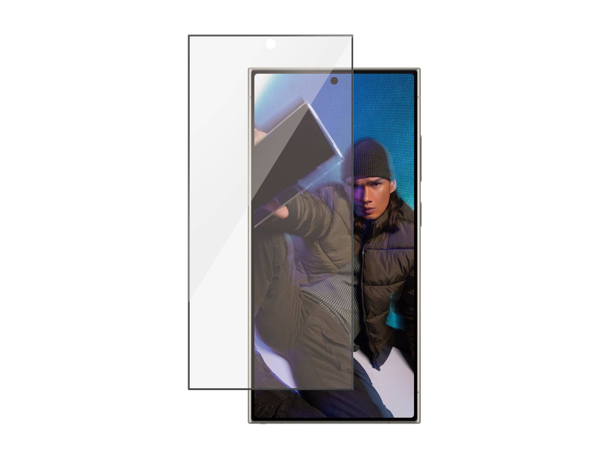 Smartphone mit einer transparenten Displayschutzfolie auf einem Display, das einen Mann in einer Beanie und Daunenjacke zeigt, der vor einem blauen Hintergrund posiert.