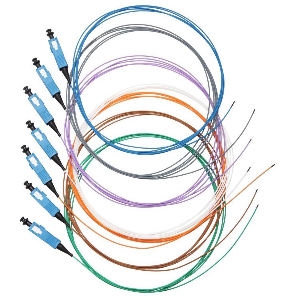 Glasfaserkabel in verschiedenen Farben aufgerollt auf weißem Hintergrund, jedes mit einem blauen Stecker ausgestattet.