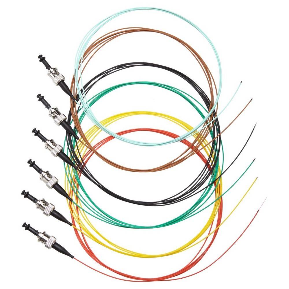 Aufgewickelte Glasfaserkabel in Grün, Braun, Gelb, Rot und Schwarz mit Steckverbindern, in einem Spiralmuster angeordnet.
