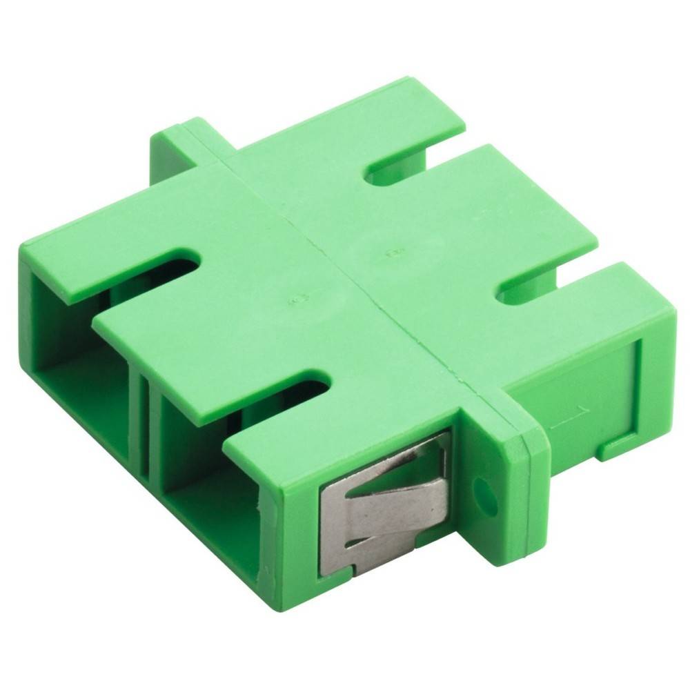 Ein grüner Glasfaseradapter mit Metallschacht zum Verbinden von zwei Glasfaserkabeln.