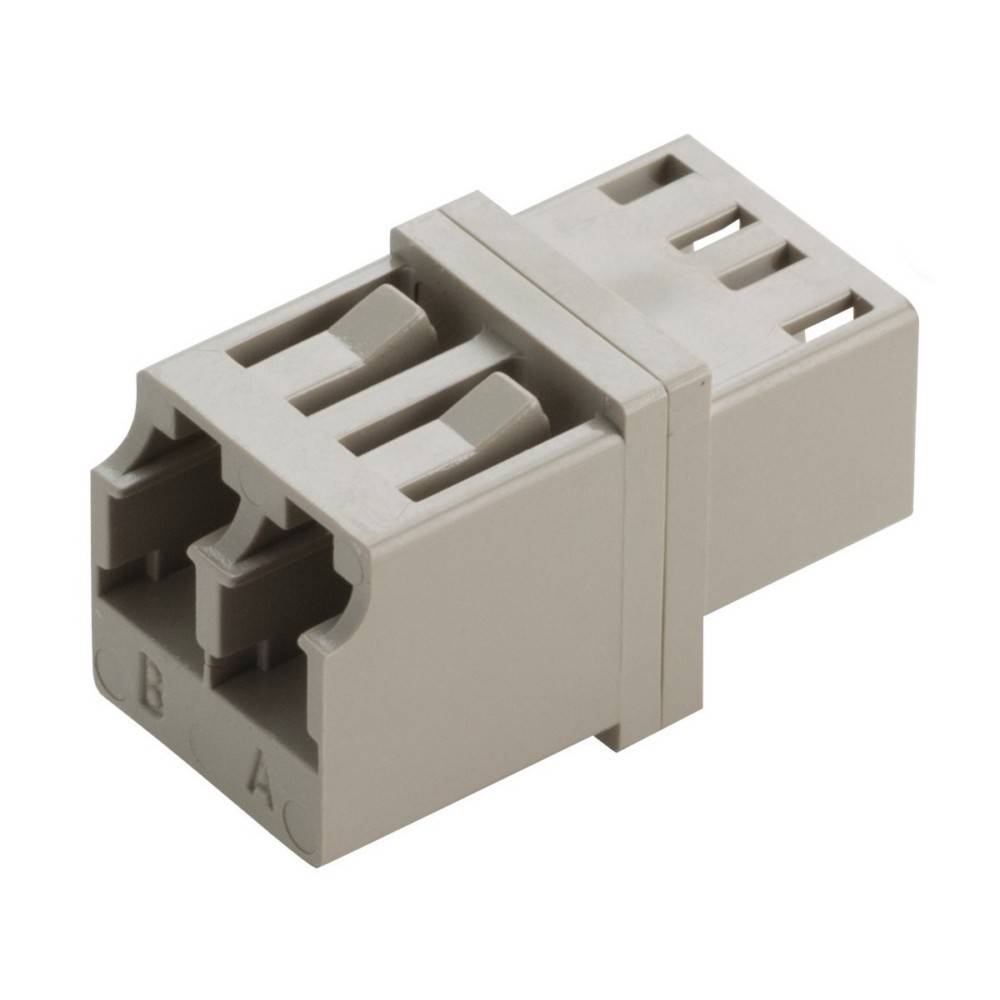 Ein beigefarbiger Elektrostecker mit drei Anschlüssen, die mit 'A', 'B' und 'C' beschriftet sind. Er scheint für sichere Verdrahtungsverbindungen ausgelegt zu sein.