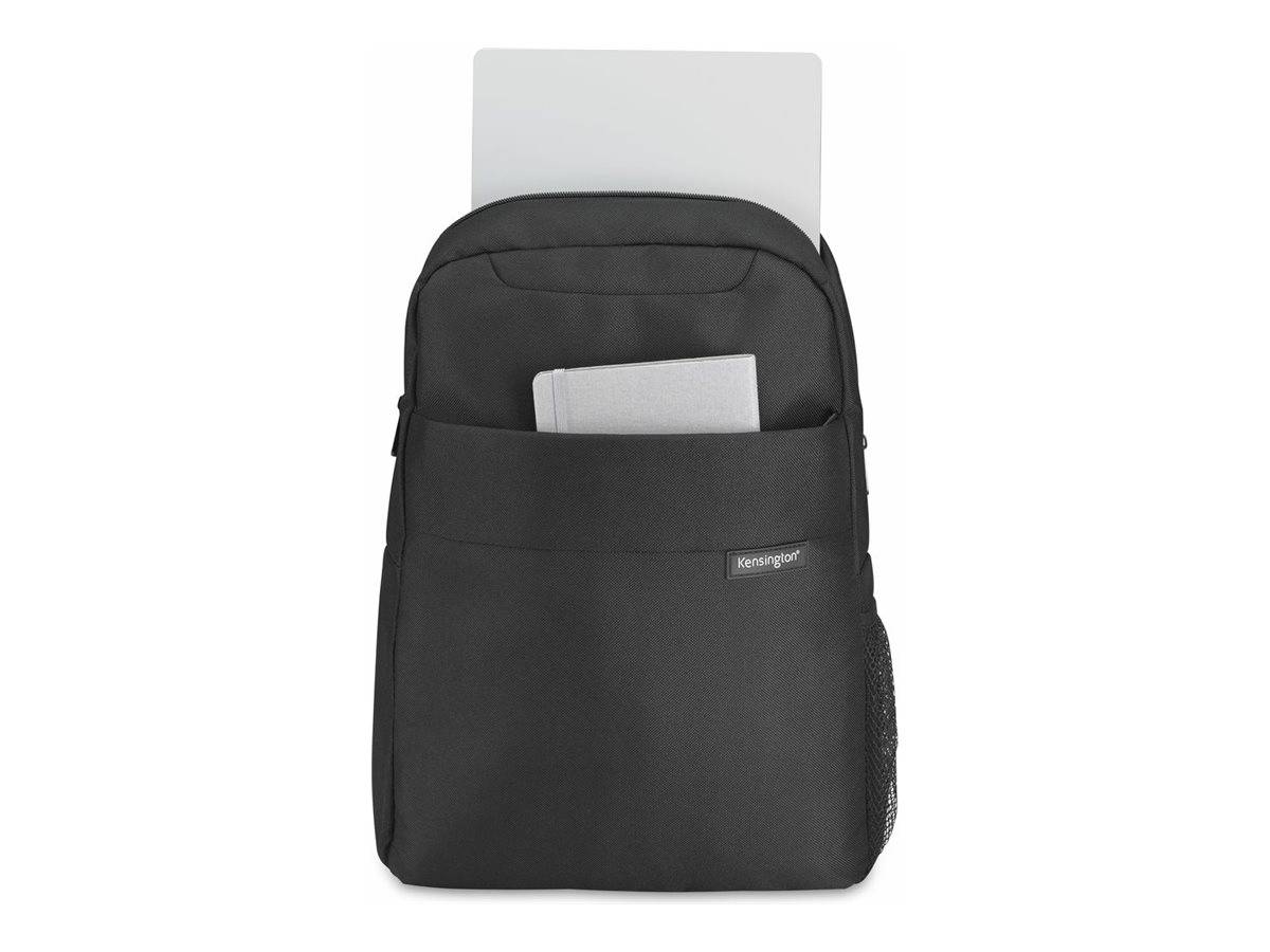 Schwarzer Laptop-Rucksack mit einer Vordertasche, gezeigt mit einem silbernen Laptop, der teilweise von oben eingeführt wird.