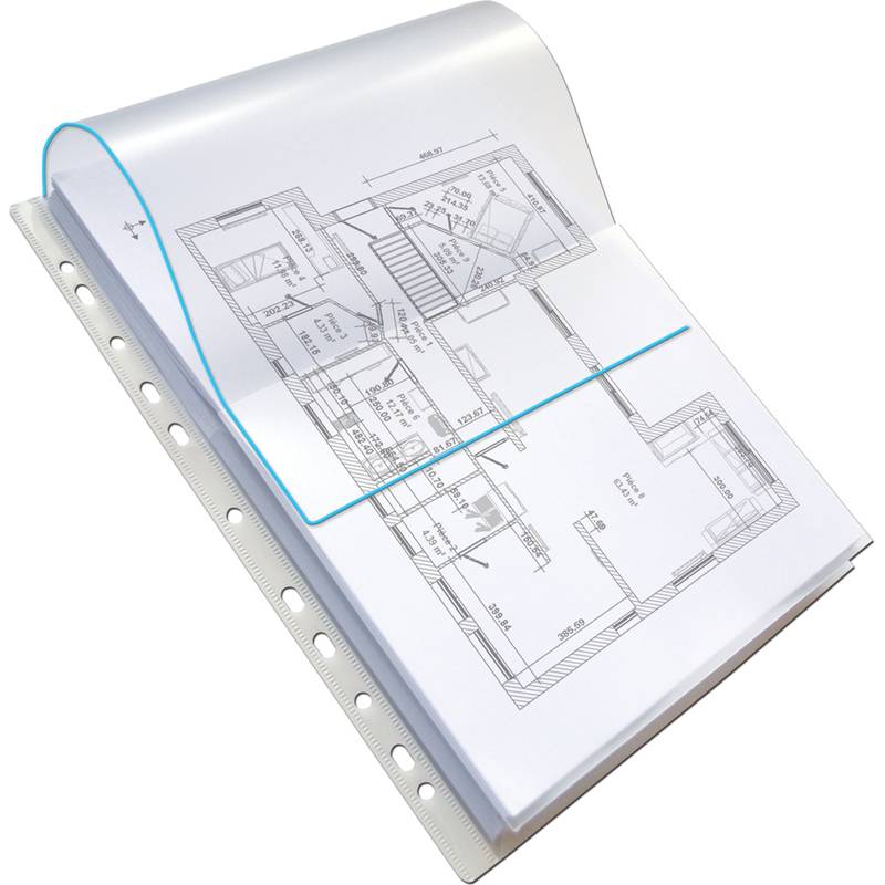 Ein architektonischer Grundriss, der die detaillierte Anordnung eines Gebäudes mit Räumen, Treppen und Maßangaben zeigt, ausgelegt auf einem Plastikordner.