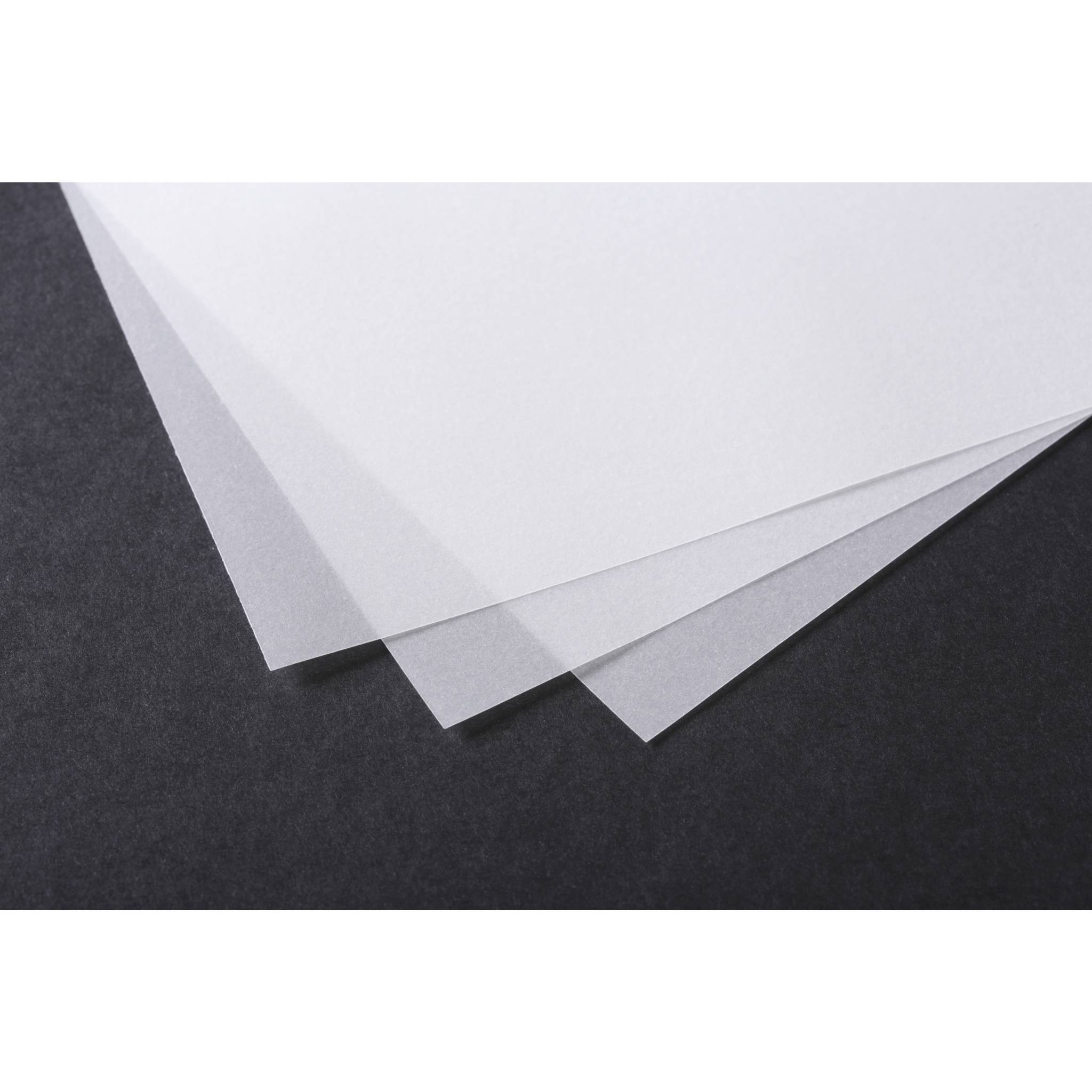 Stapel weißer Papierblätter auf dunklem Hintergrund, leicht gefächert mit sichtbaren überlappenden Ecken.