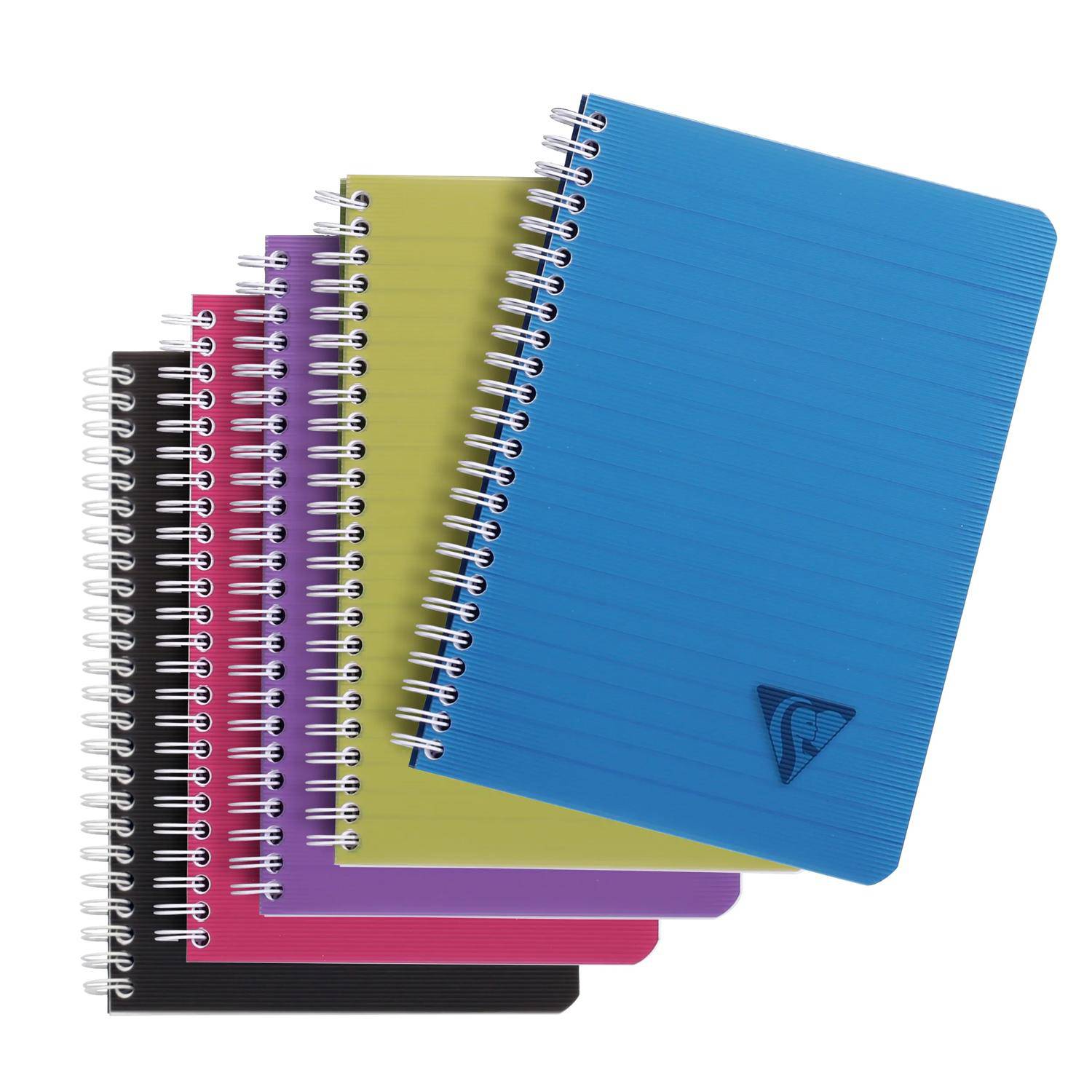 Stapel von fünf spiralgebundenen Notizbüchern in Schwarz, Rosa, Lila, Grün und Blau auf weißem Hintergrund.