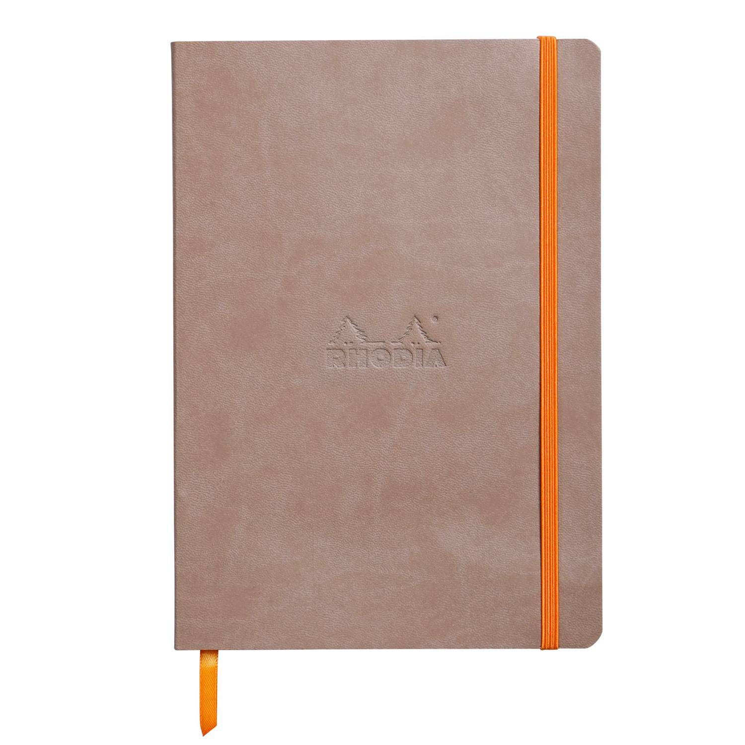 Braunes Rhodia-Notizbuch mit orangefarbigem Gummiverschluss und Stofflesezeichen, geschlossen auf weißem Hintergrund dargestellt.