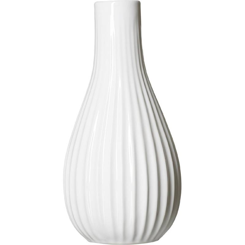 Eine weiße, vertikal gerippte Keramikvas mit schmalem Hals und runder Basis, geeignet zum Aufstellen von Blumen oder als Dekorationsstück.