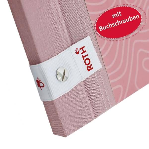 Nahaufnahme eines rosa ROTH-Notizbuchs oder -Ordners mit weißem Riemen und Schraubbindung, beschriftet mit „mit Buchschrauben