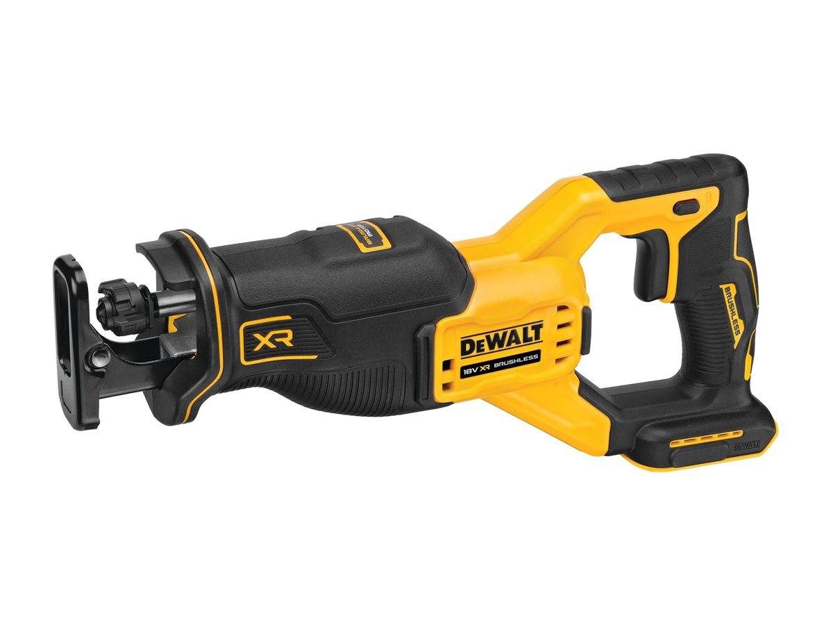 Gelb-schwarze DEWALT kabellose Reciprosäge mit Batteriehandgriff und Klammervorrichtung für Sägeblätter, auf weißem Hintergrund dargestellt.