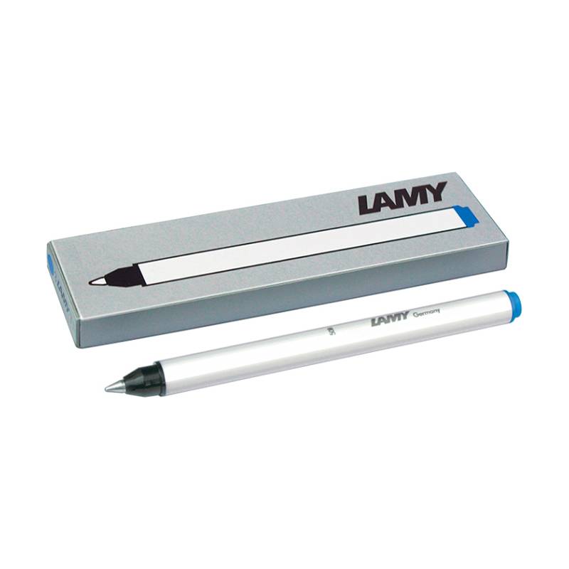 Ein Lamy-Stift mit weißem Körper, schwarzer Spitze und blauem Deckel liegt neben seiner Schachtel, die dieselbe Stiftillustration und das Markenlogo trägt.