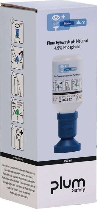 Nahaufnahme einer Augenspülflasche mit Schritt-für-Schritt-Anweisungen zur Augenpflege und Sicherheitssymbolen. Das Etikett liest sich: „Plum Augenspülung pH-neutral 4,9% Phosphat