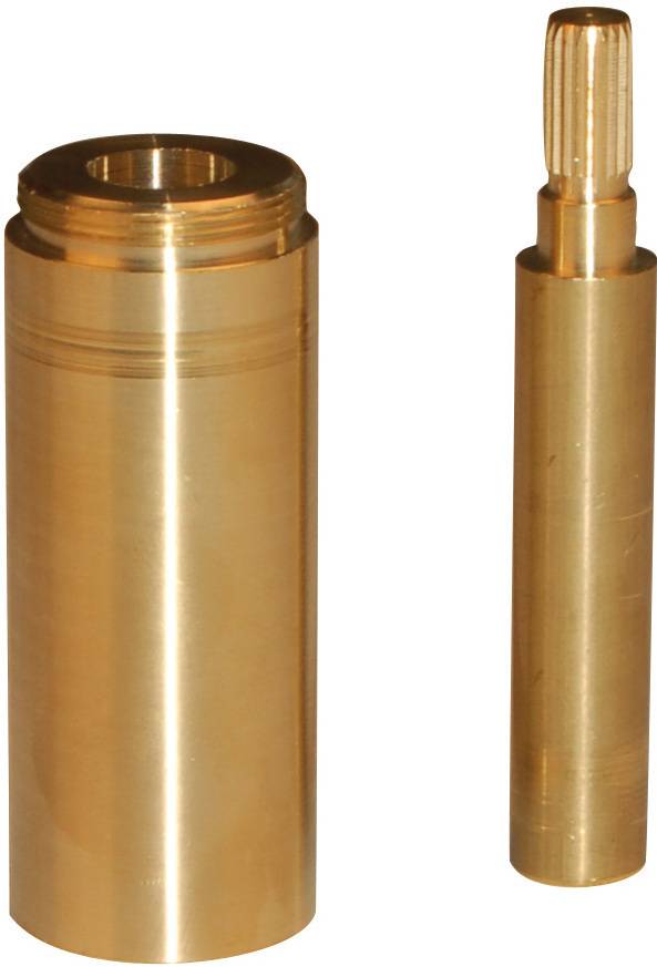 Zwei messingfarbene zylindrische Metallteile auf weißem Hintergrund, eine größere hohle Buchse und ein kleinerer gerillter Stift.
