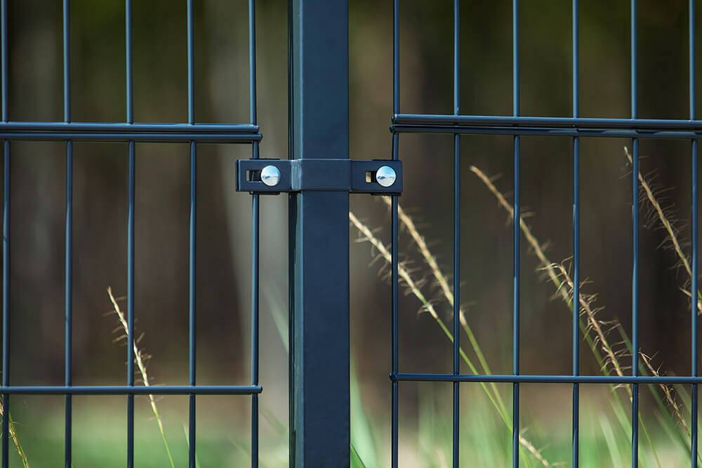 DOPPELSTABMATTENZAUN MORATA - Farbe / Höhe / Länge: Farbe: Anthrazit / Höhe: 200 cm / Länge: 50 m, Anzahl Eckpfosten: 3x Eckpfosten