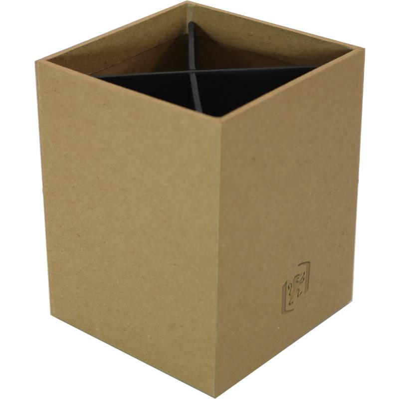 Eine braune, rechteckige Pappschachtel mit offener Oberseite und einer Trennwand im Inneren, auf deren einer Seite ein kleines, schlichtes Logo angebracht ist.