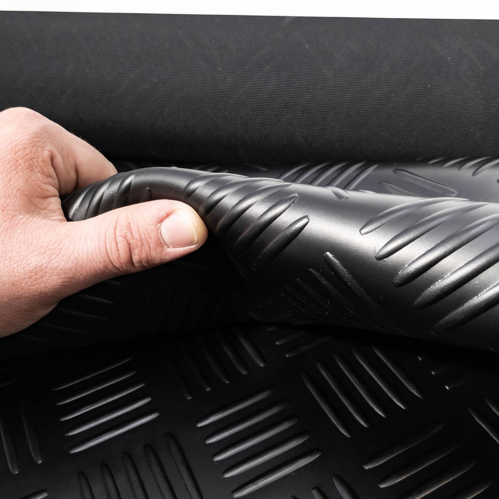 Gummi Antirutsch Bodenmatte SBR Schutzmatte Bodenbelag Schach Tränen Riffelblech Optik Schwarz 3mm Stark 100 cm Breite 130 cm Länge