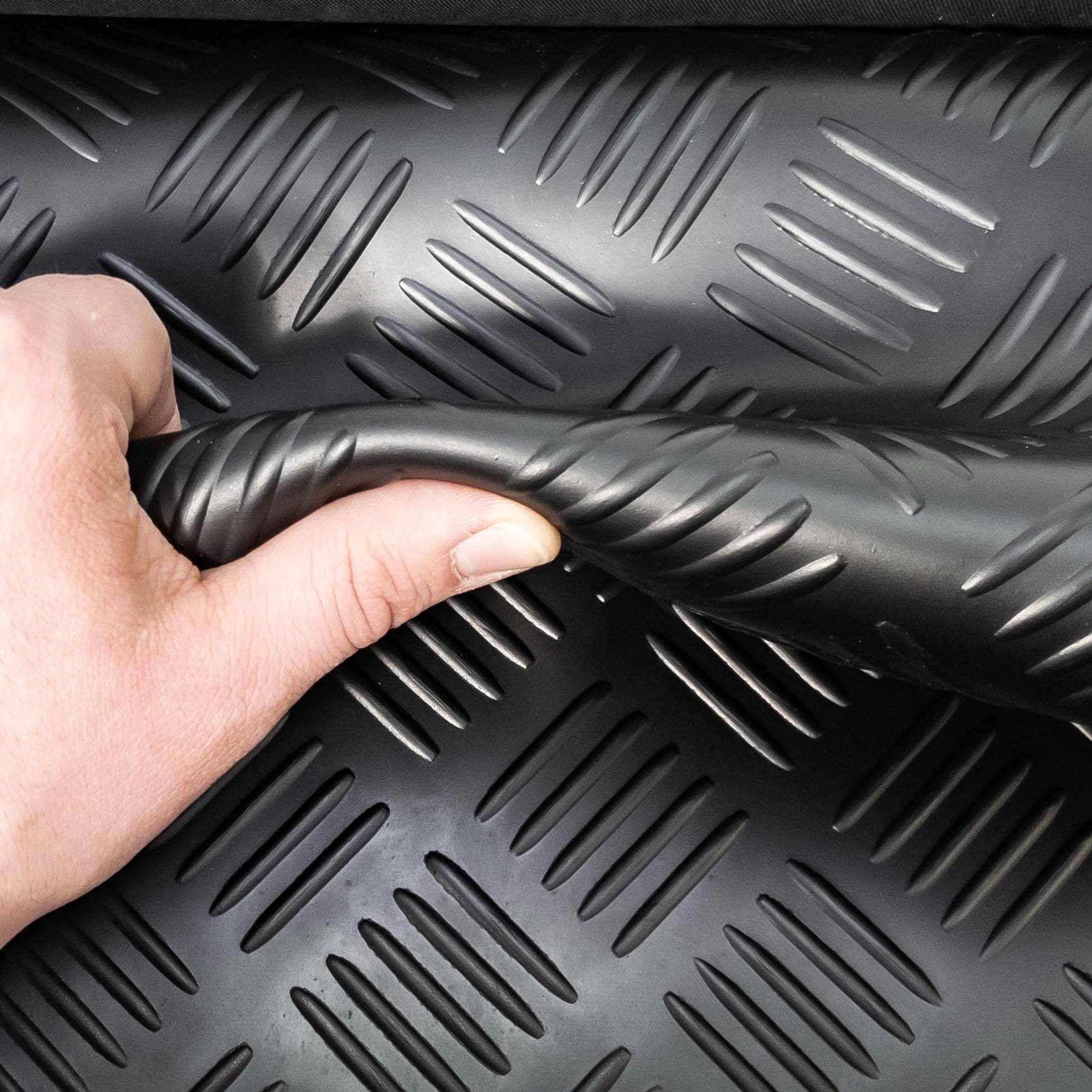 Gummi Antirutsch Bodenmatte SBR Schutzmatte Bodenbelag Schach Tränen Riffelblech Optik Schwarz 3mm Stark 100 cm Breite 240 cm Länge