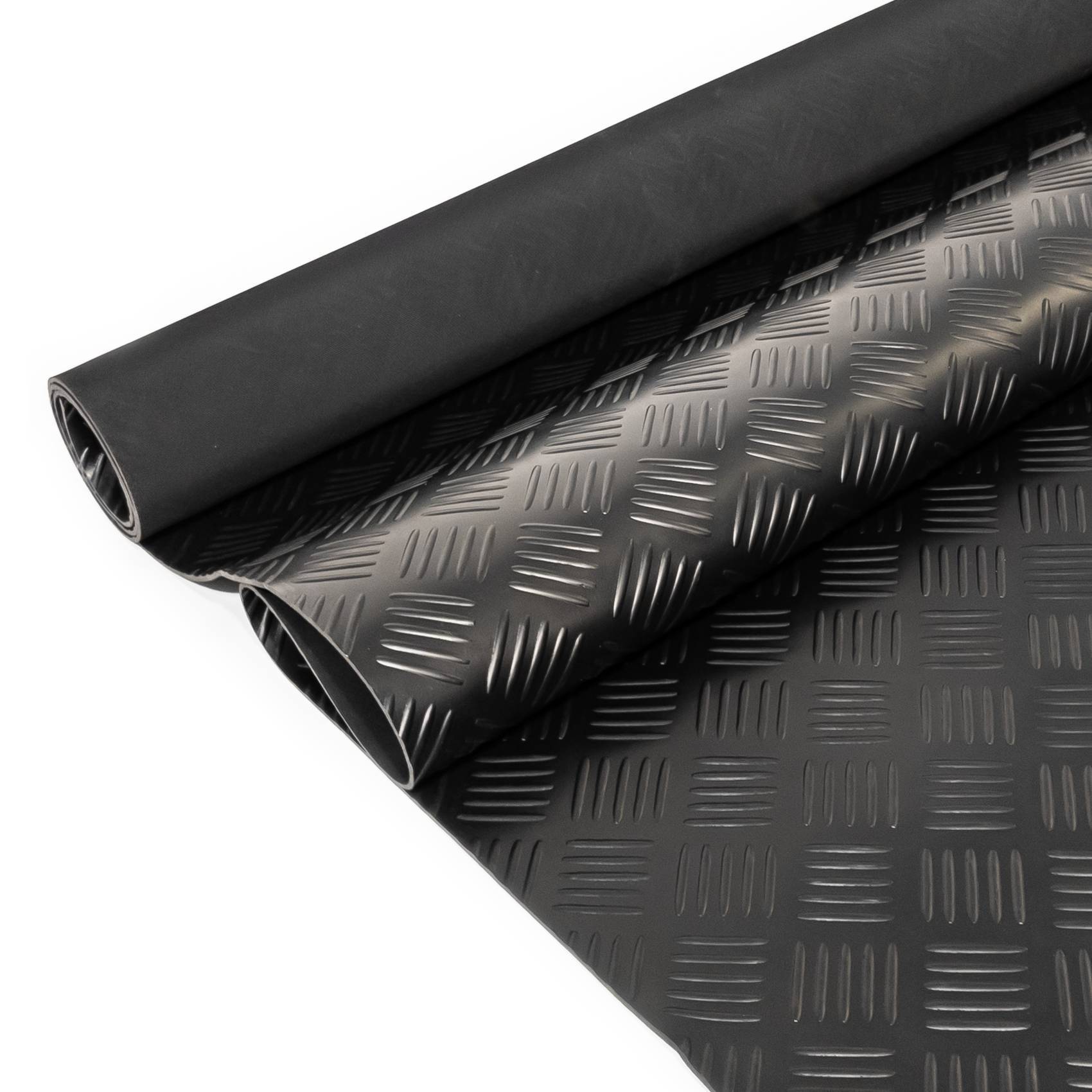 Aufgerollte schwarze Gummibodenmatte mit einem erhabenen Rautenprofilmuster auf weißem Hintergrund.