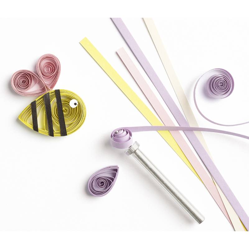 Papierquilling-Kunstwerk auf weißem Hintergrund mit einer Biene und floralen Formen, die aus bunten Papierstreifen gefertigt sind, und einem Quilling-Werkzeug in der Nähe.