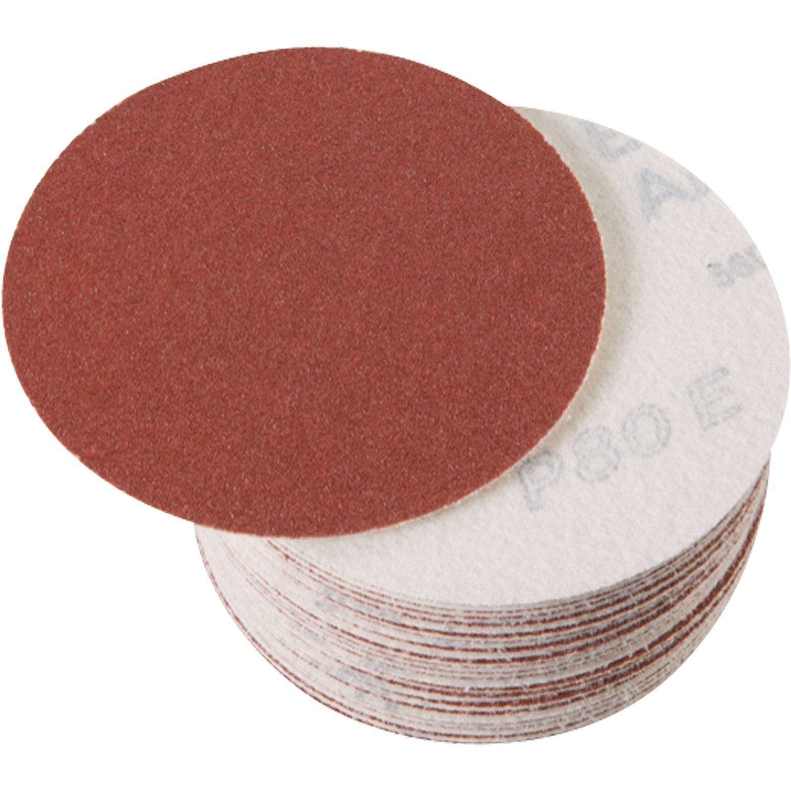 Ein Stapel kreisförmiger Schleifpapierscheiben mit einer Scheibe, die von oben zu sehen ist. Die Scheiben sind auf einer Seite rot und auf der anderen Seite weiß, mit der Beschriftung „P80