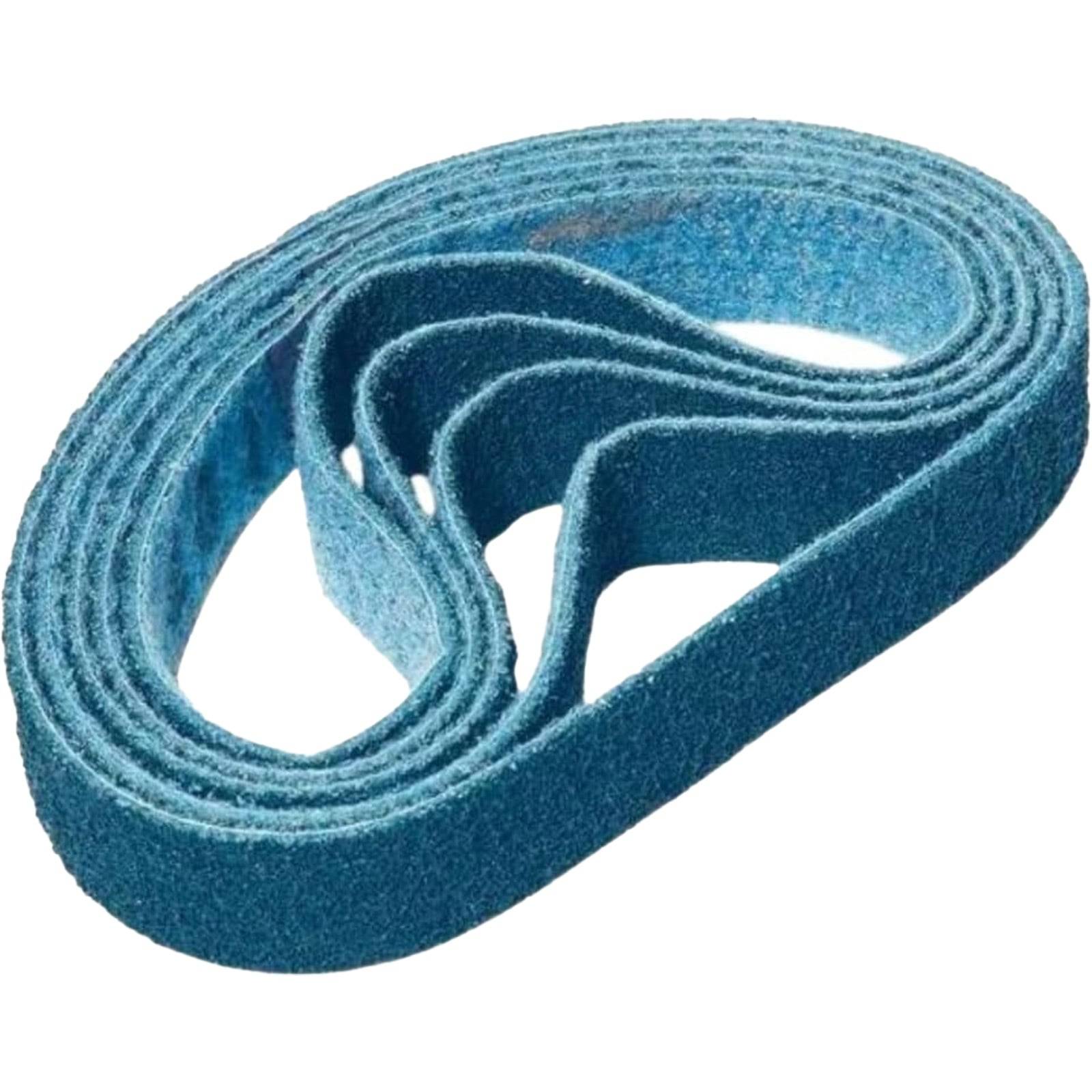 Ein blauer Schleifgürtel, der mehrmals geschlungen wurde, wird zum Glätten von Oberflächen verwendet.