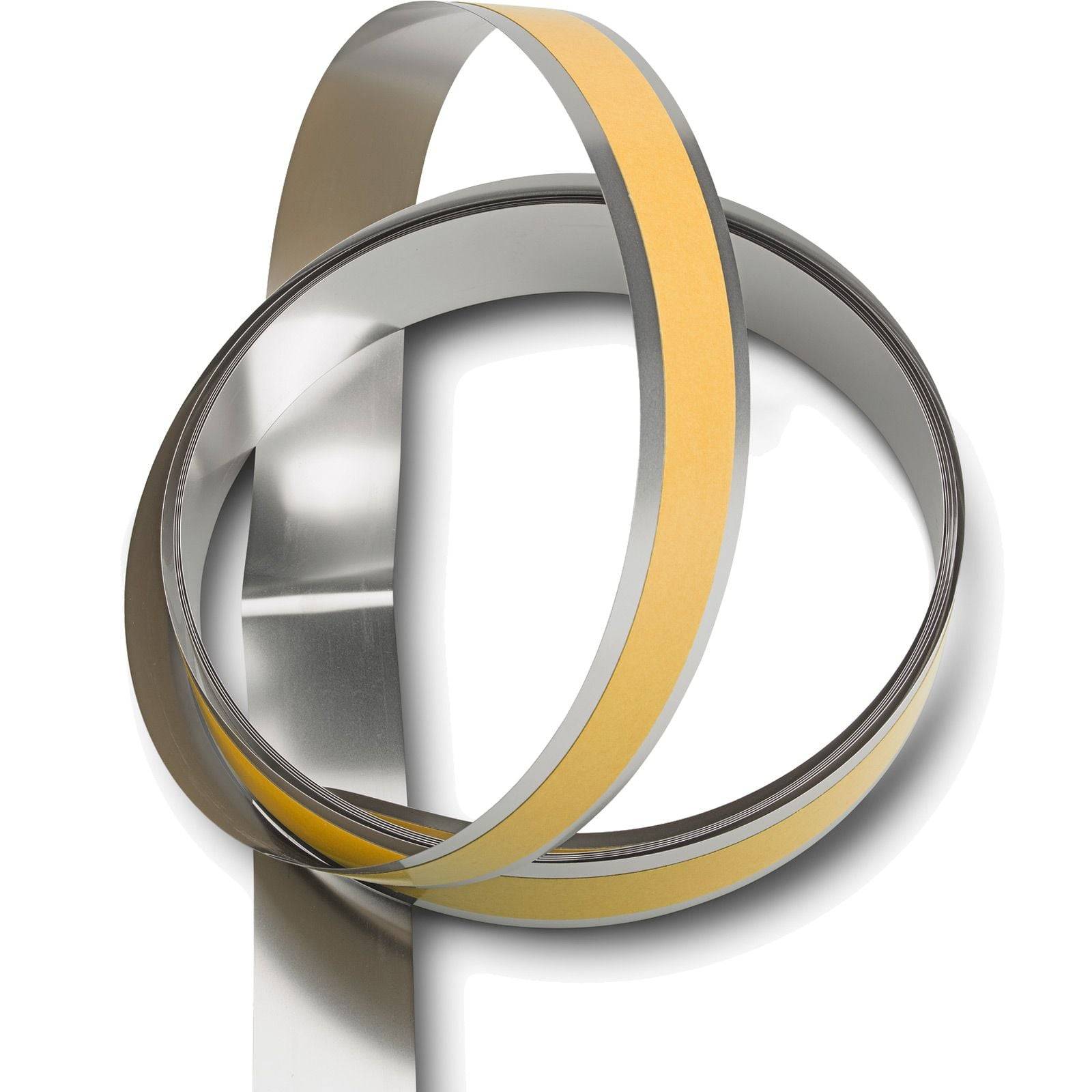 Ein glänzendes, verdrehtes Metallband mit gelben Akzenten bildet verschlungene Schleifen und schafft eine moderne, abstrakte Skulptur vor einem weißen Hintergrund.