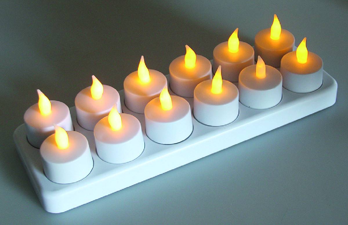 ChiliTec LED Teelichter, 12er Set, mit Windschutz wiederaufladbar auf Ladestation