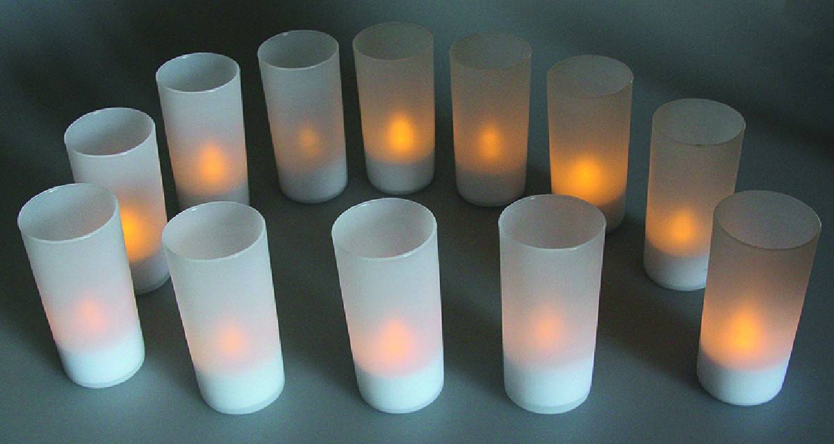 ChiliTec LED Teelichter, 12er Set, mit Windschutz wiederaufladbar auf Ladestation
