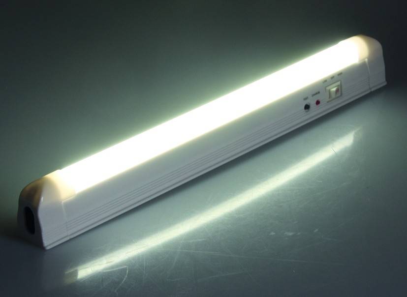 ChiliTec 21480 LED Notleuchte "CTNL-30 SMD-UB" Lithium Akku 3,7V/1200mAh, 2W, 30x2x3cm