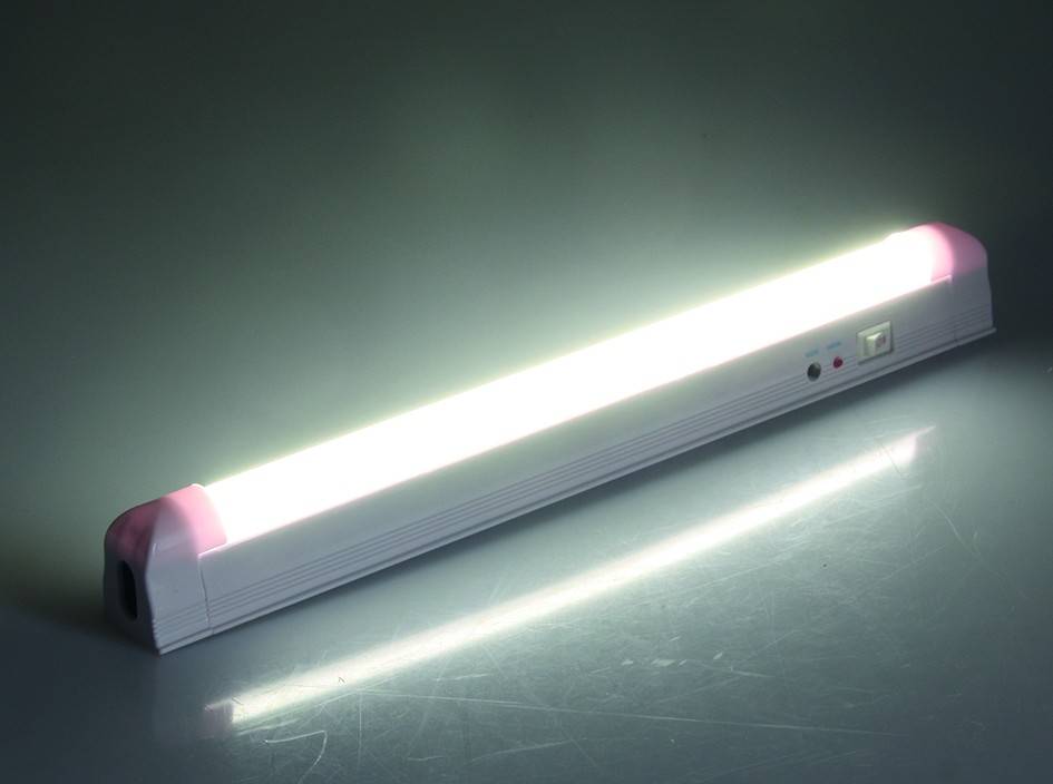 ChiliTec 21481 LED Notleuchte "CTNL-60 SMD-UB" Lithium Akku 3,7V/2200mAh, 4W, 34x4x3cm