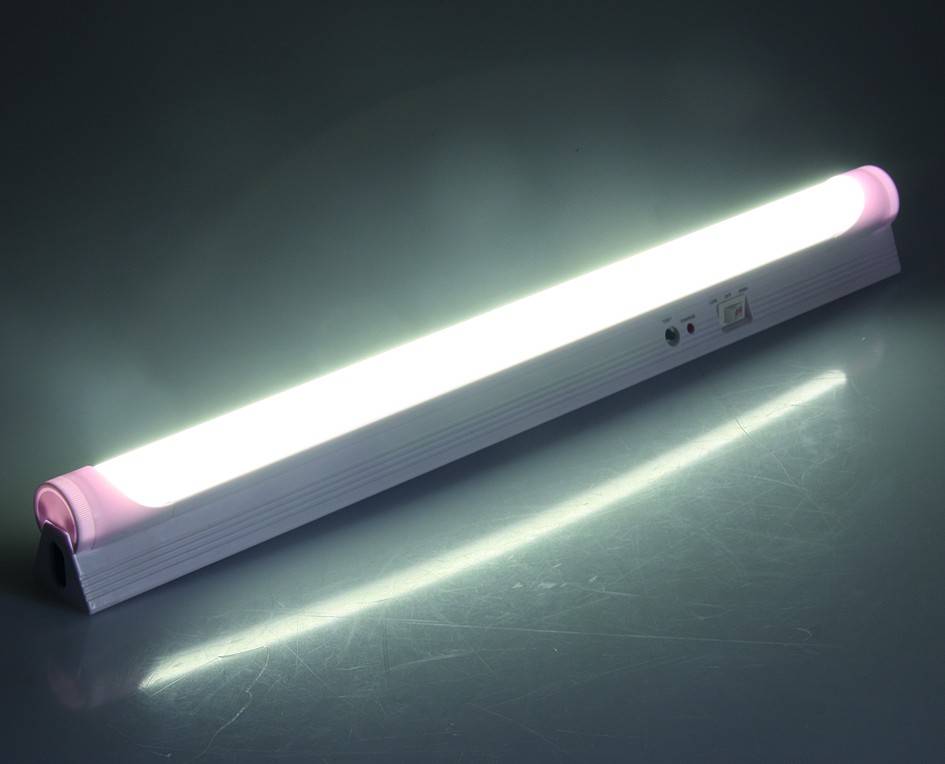 ChiliTec 21482 LED Notleuchte "CTNL-90 SMD-UB" Lithium Akku 2x 3,7V/2,2Ah, 9W, 40x4x3cm