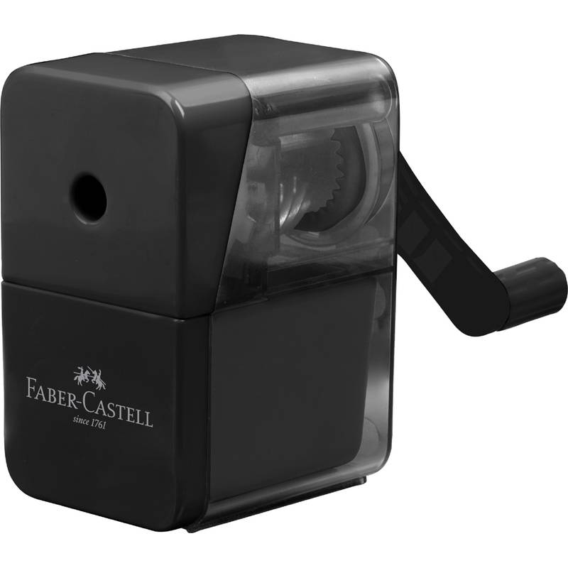Schwarzer Faber-Castell Bleistiftspitzer mit Handkurbel, transparenter Spänesammelkammer und Seitengriff.
