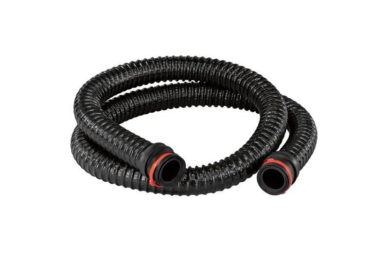Ein gewickelter schwarzer Wellschlauch mit roten Akzenten an den Anschlüssen, geeignet für industrielle oder häusliche Verwendung, mit Betonung auf Haltbarkeit und Flexibilität.