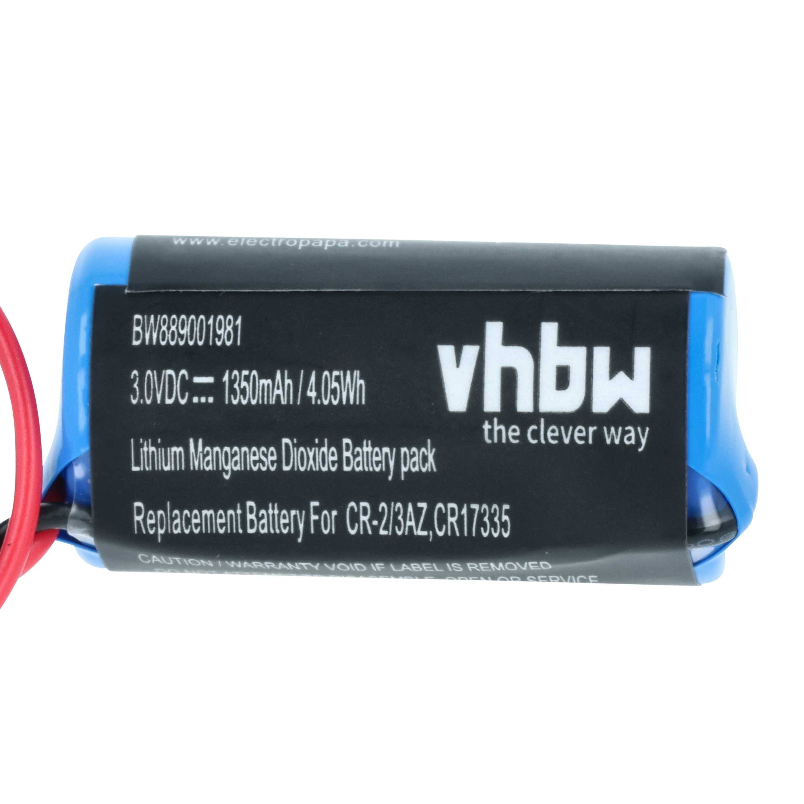 Eine Zylinderbatterie mit der Aufschrift 'vhbw - the clever way' mit folgenden Spezifikationen: 3,0V DC, 1350mAh, 4,05Wh. Ersatz für CR-2/3AZ, CR17335.