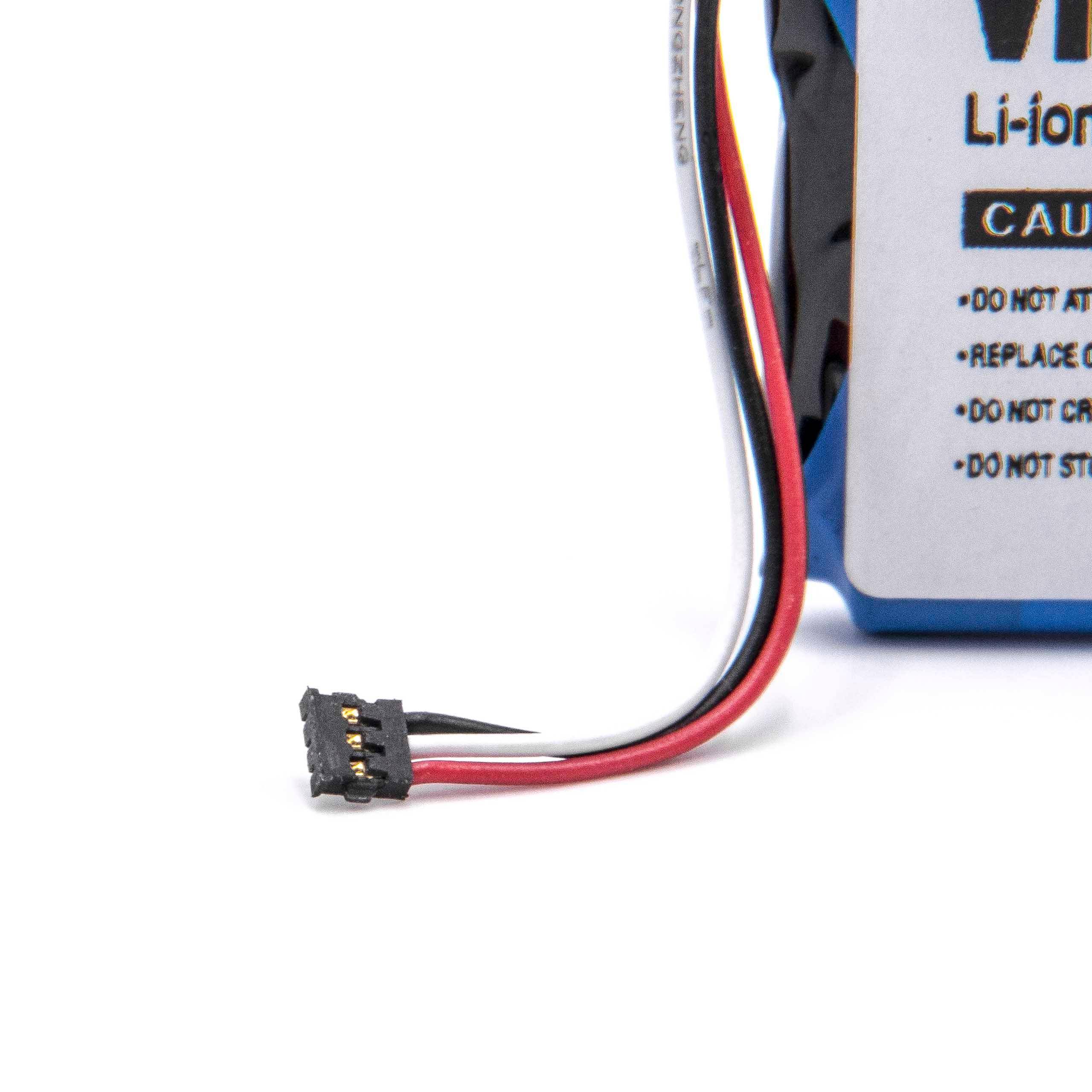 Eine Nahaufnahme eines Lithium-Ionen-Akkupacks mit einem Warnschild, sichtbaren Drähten und einem Stecker.