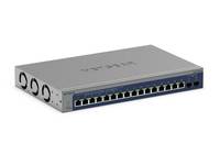 Silberner Netzwerk-Switch mit mehreren Ethernet-Anschlüssen auf der Vorderseite und drei runden Anschlüssen auf der Seite.