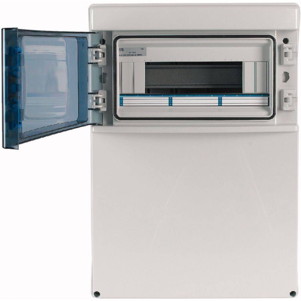 Eine offene elektrische Verteilerdose mit einer transparenten blauen Tür, die Sicherungsautomaten im Inneren zeigt, vor einem einfarbigen weißen Hintergrund.