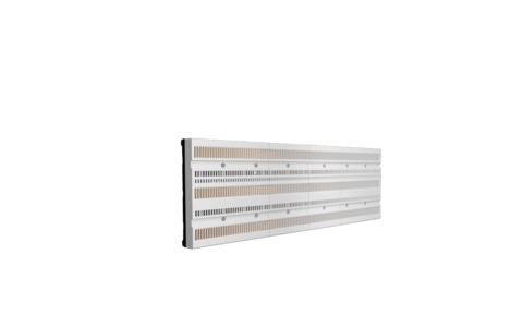 Eine rechteckige, mehrschichtige Metallkomponente mit Reihen von Perforationen auf weißem Hintergrund.