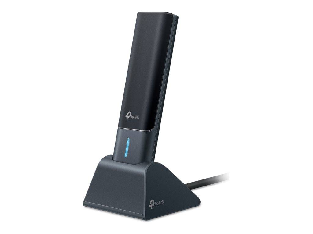 Schwarzer TP-Link-Wireless-USB-Adapter, der aufrecht in einer Ladestation steht, mit angeschlossenem USB-Kabel.